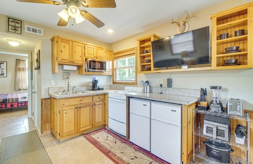Grove Cabin | Walk to Launch: Lakefront Cabin w/Deck in Grove!