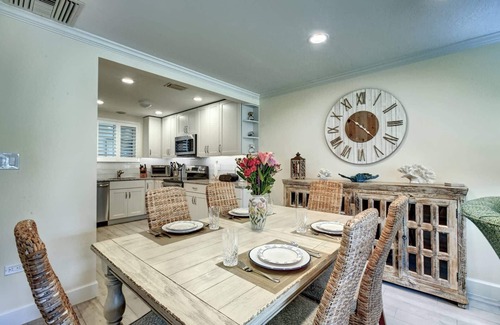 Saint Armands Key Condo | Walk to Lido Beach, Walk to Armand Cir with Dining & Shopping, WiFi, Xfinity, 2TV's, Heated Pool/Spa