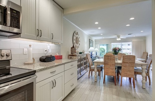 Saint Armands Key Condo | Walk to Lido Beach, Walk to Armand Cir with Dining & Shopping, WiFi, Xfinity, 2TV's, Heated Pool/Spa