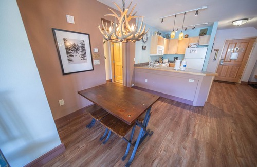 River Run Condo | Walk to Lifts, Dining, Shops. Perfect Ski Condo!