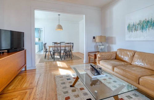 East Shore House | Walk to Lighthouse Park & Beach - Spacious Cottage