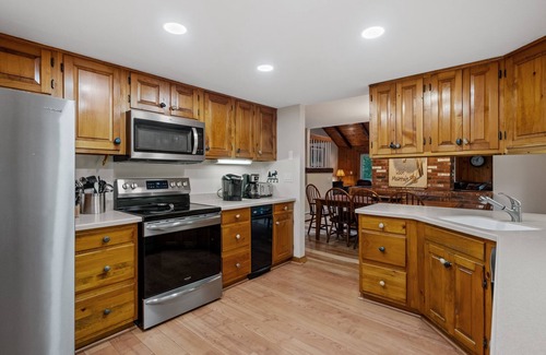 Lincoln House | Walk to Loon Ski Lifts. 10 Beds. Free Pool & Gym Access. Near Pemi River