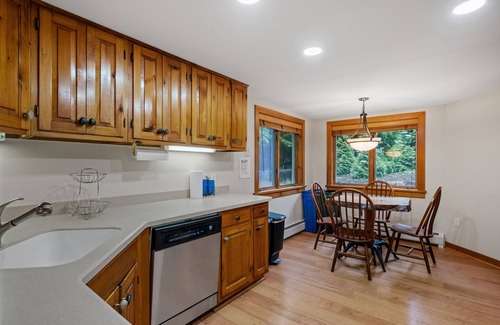 Lincoln House | Walk to Loon Ski Lifts. 10 Beds. Free Pool & Gym Access. Near Pemi River