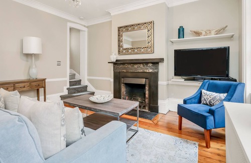 Beacon Hill Apartment | 🌳Walk to MGH🏨Private Patio🌲5 Star🌻Disinfected🐶Dogs Ok🌳Laundry on Site🌳