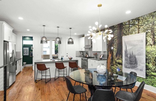 Eighth Avenue House | Walk to Music, Food, Comedy-EARTH at 8th & Argyle