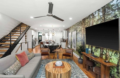 Eighth Avenue House | Walk to Music, Food, Comedy-EARTH at 8th & Argyle