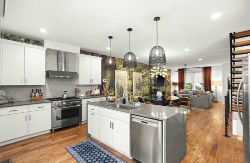 Eighth Avenue House | Walk to Music, Food, Comedy-EARTH at 8th & Argyle