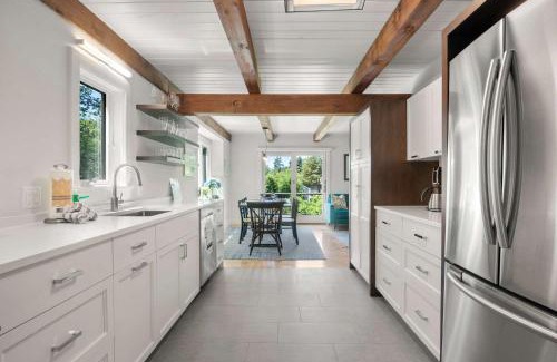 East Orleans House | Walk to Nauset Beach Updated and Cozy