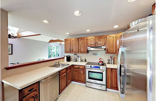 West Falmouth House | Walk to Old Silver Beach. Perfect For Your Family Vacation