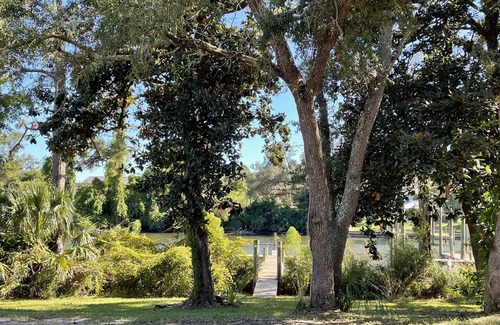 Lakeside House | Walk to Old St Andrews from cozy bungalow on Lake Huntington: The Crow’s Nest