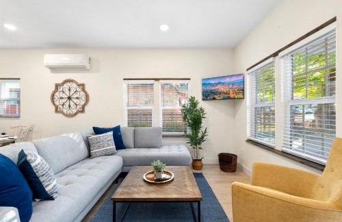 Cottonwood House | Walk to Old Town - Cozy Restored Cottage