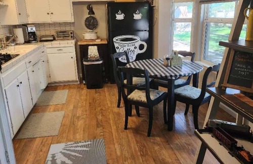 Folsom Cottage | Walk to Old Town Folsom-Duplex-Unit B