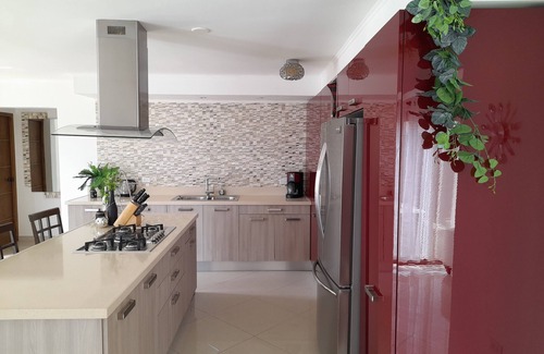 Opal House | Walk to Palm Beach in 5 minutes! 3 bedr-2 bath - Modern and clean 6 guest home!
