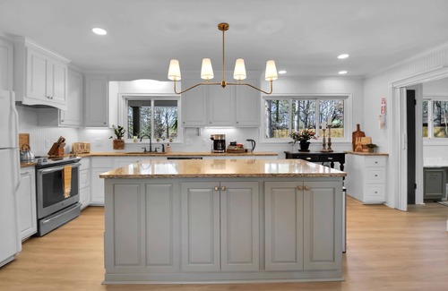 Greenville - Spartanburg House | Walk to Paris Mtn State Park Sleeps 14 King Beds Fire Pit