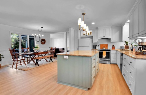 Greenville - Spartanburg House | Walk to Paris Mtn State Park Sleeps 14 King Beds Fire Pit