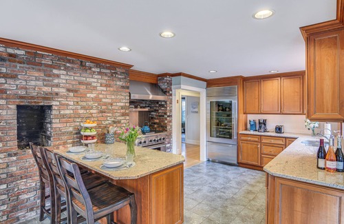 Teaticket House | Walk to Parks & Dining: Falmouth Family Retreat!