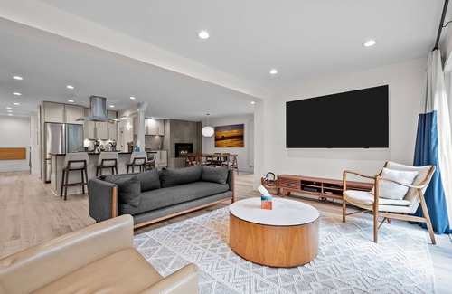 Flagstaff House | Walk to Pearl St | Hot Tub | Garden | Prime Location