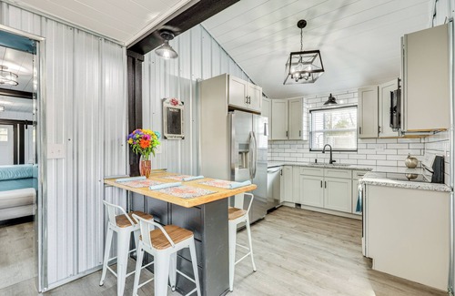 Long Beach Apartment | Walk to Pier: North Carolina Getaway in Oak Island