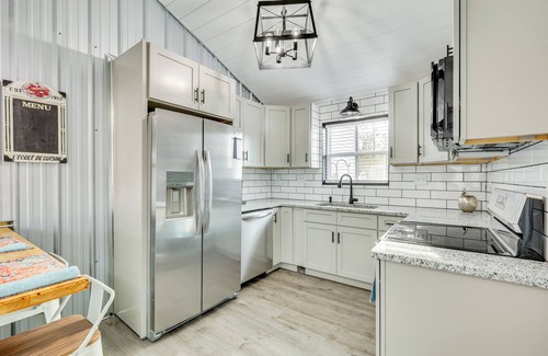Long Beach Apartment | Walk to Pier: North Carolina Getaway in Oak Island