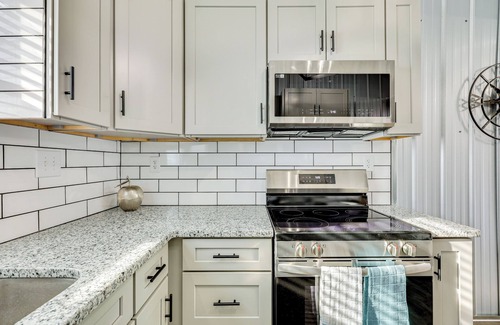 Long Beach Apartment | Walk to Pier: North Carolina Getaway in Oak Island