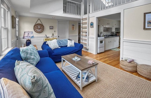 South Yarmouth House | Walk to Pond, AC, Wifi, Dog Friendly, Quaint Yarmouth Cottage