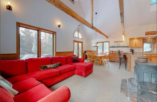 Eidelweiss Village House | Walk to pond/playground in pet friendly chalet while enjoying mountain views