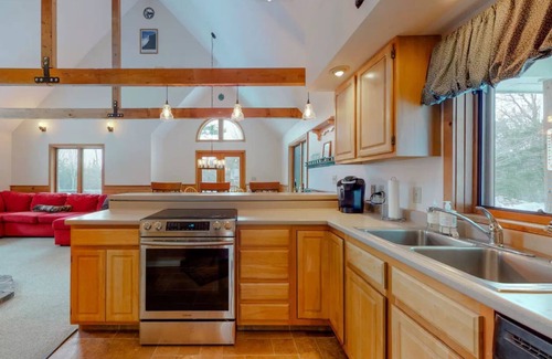 Eidelweiss Village House | Walk to pond/playground in pet friendly chalet while enjoying mountain views