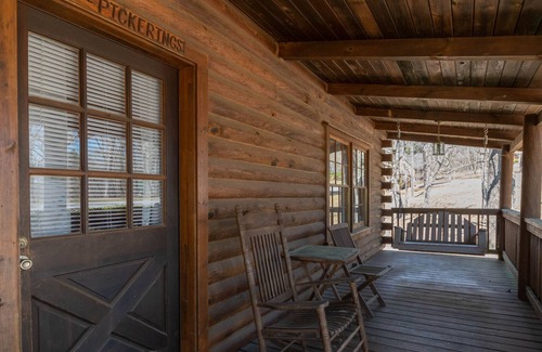 Pine Mountain Cabin | Walk to pool, chapel, mountainside pavillion