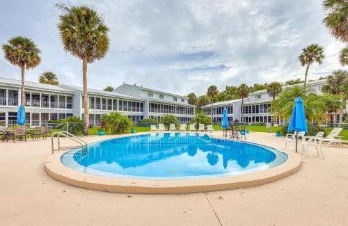 Welaka Apartment | Walk to Pool Riverfront Welaka Condo with Boat Ramp