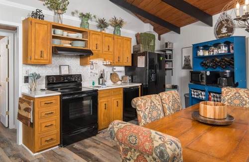 Beech Mountain House | Walk to Resort, Pet Friendly, Summer Deck Vibes!