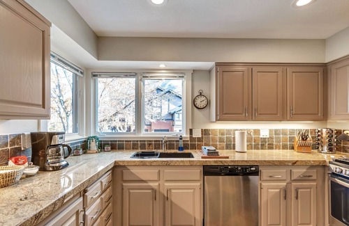 Cottonwood Heights Condo | Walk to Restaurants and Coffee - Great New Hot Tub
