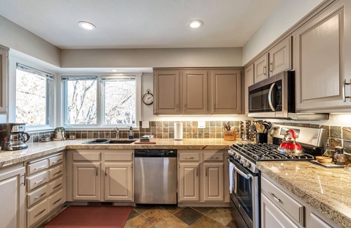 Cottonwood Heights Condo | Walk to Restaurants and Coffee - Great New Hot Tub