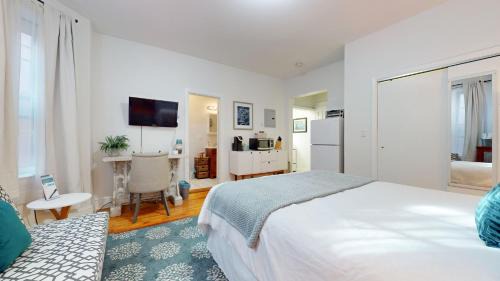 Longwood Apartment | Walk To Restaurants, Shopping, Near Bu And Hosp