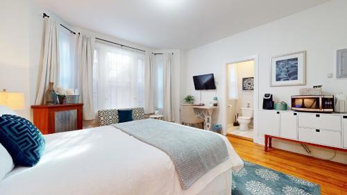 Longwood Apartment | Walk To Restaurants, Shopping, Near Bu And Hosp