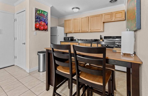 University Heights Condo | Walk to Shands/UF - Budget 2 Bedroom Condo, Pool!