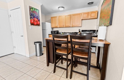 University Heights Condo | Walk to Shands/UF - Budget 2 Bedroom Condo, Pool!