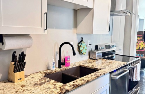 Louisville House | Walk to Shops,Restaurants,Nightlife! Bardstown Rd/Highlands ~ PacMan/King Bed