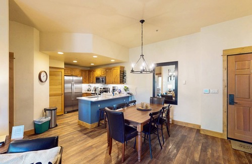 Steamboat Springs Condo | Walk to Ski/Eat Condo w/Fireplace, AC, Pool, Hot Tubs, Balcony, & Mtn Views