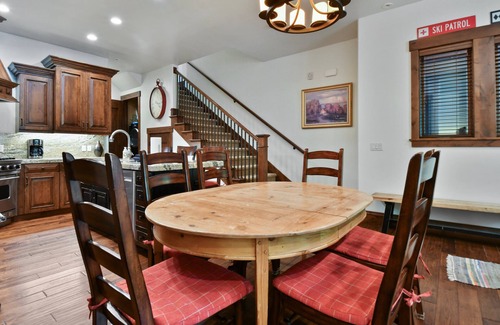 Park City House | Walk to Skiing, Exceptional Juniper Landing 2 BR, Private Hot Tub, Golf Course Views, Outdoor Pool