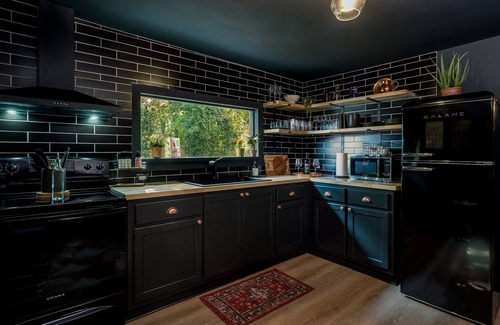 Dahlonega House | walk to square! Cozy 2 BR bungalow, moody design