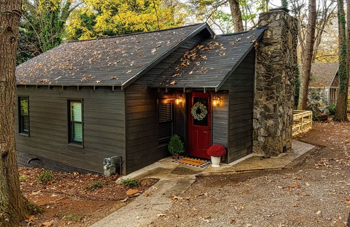 Dahlonega House | walk to square! Cozy 2 BR bungalow, moody design