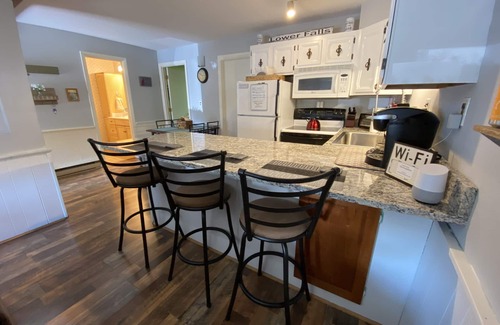 Bartlett Condo | Walk to Story Land! Updated Condo! Great Location! WiFi-TV-AC and Pool!