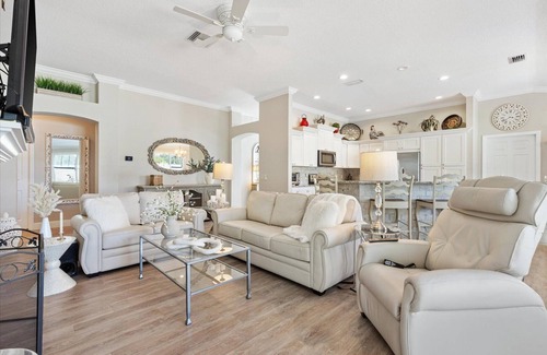Lake Sumter Landing House | Walk to Sumter Square ~ Cozy updated 2 BR/2BA ~ Entertainers Dream Lanai