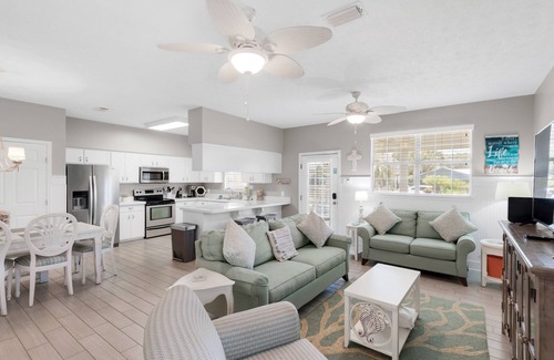 Kiska Beach House | ☀️Walk to the Beach-Updated-Golden Shores☀️