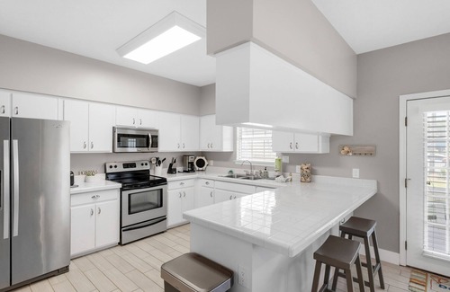 Kiska Beach House | ☀️Walk to the Beach-Updated-Golden Shores☀️
