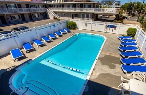 North End Condo | Walk to the beach, boardwalk and shopping! Pool on site, great location!