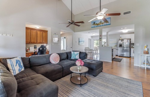 Long Beach House | Walk to the Beach & Downtown, Large Front Porch, Premium Bedding