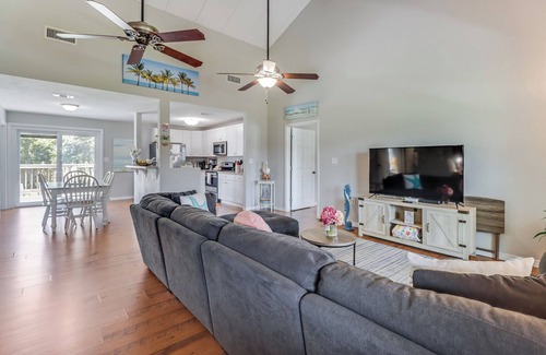 Long Beach House | Walk to the Beach & Downtown, Large Front Porch, Premium Bedding