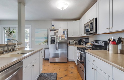 Long Beach House | Walk to the Beach & Downtown, Large Front Porch, Premium Bedding