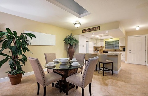 Old Naples Condo | Walk to the Beach - Downtown Old Naples - Turnkey